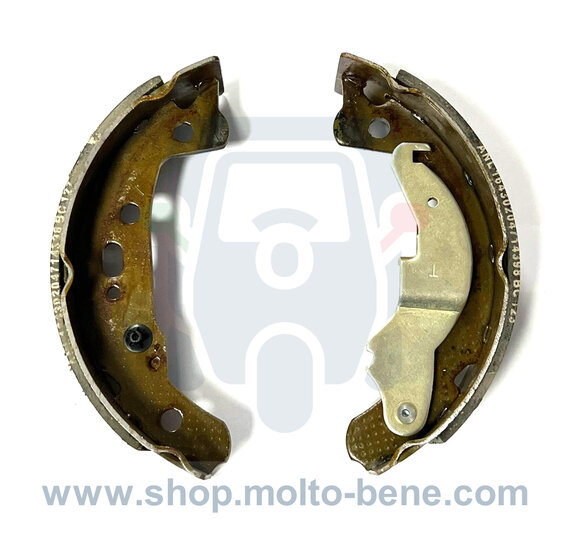 MB3007 Remschoenen rechtsachter Piaggio Ape Classic Calessino 940006 Brake shoes rear wheel right Bremsbel&auml;ge rechts hin