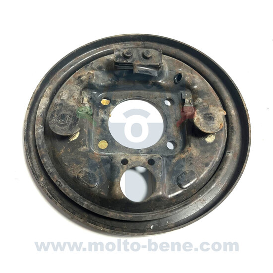 MB0246 Remankerplaat Piaggio Ape P 501 601 MP 500 550 600 127903 Brake anchor plate MPR MPM MPV MPF Bremstr&auml;gerplatte Pl